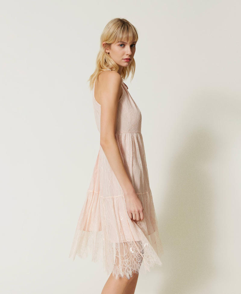 Robe mi-longue en dentelle de Chantilly