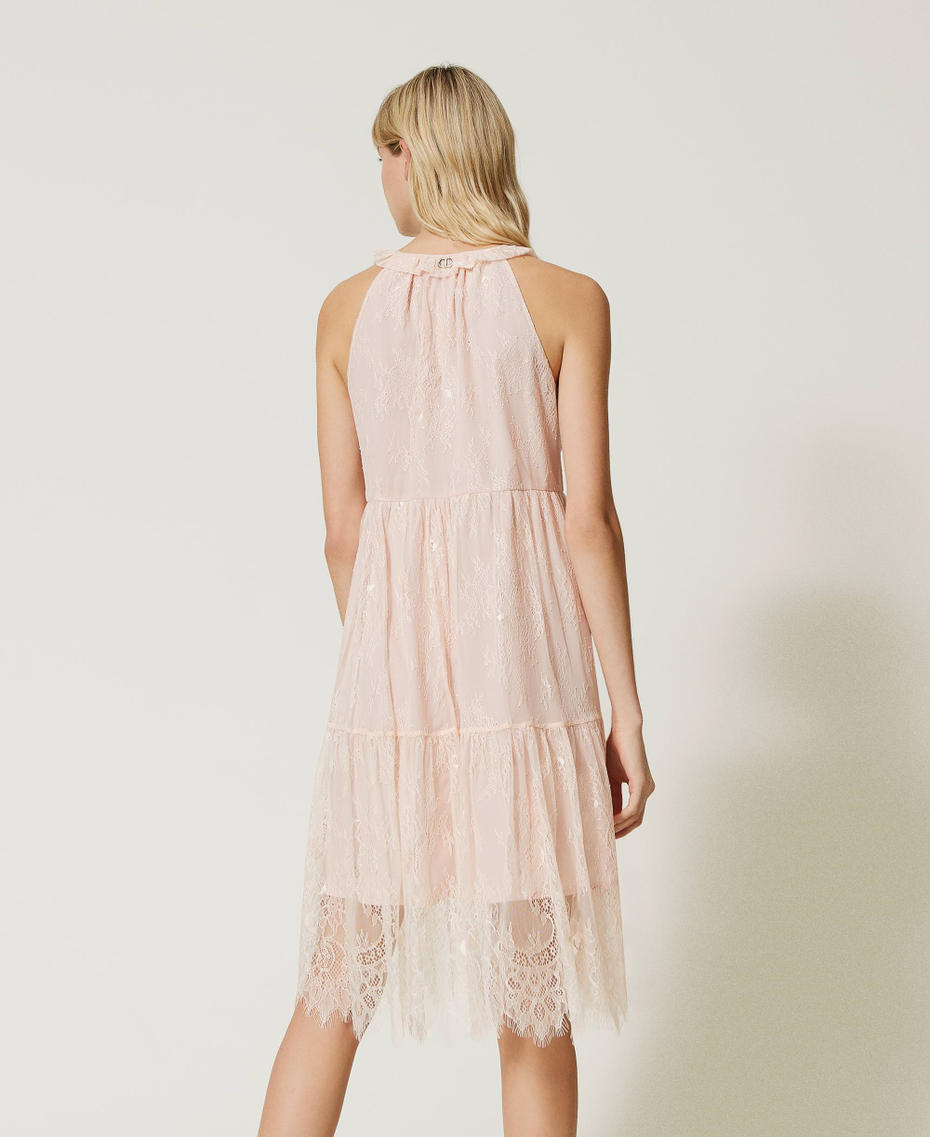 Robe mi-longue en dentelle de Chantilly