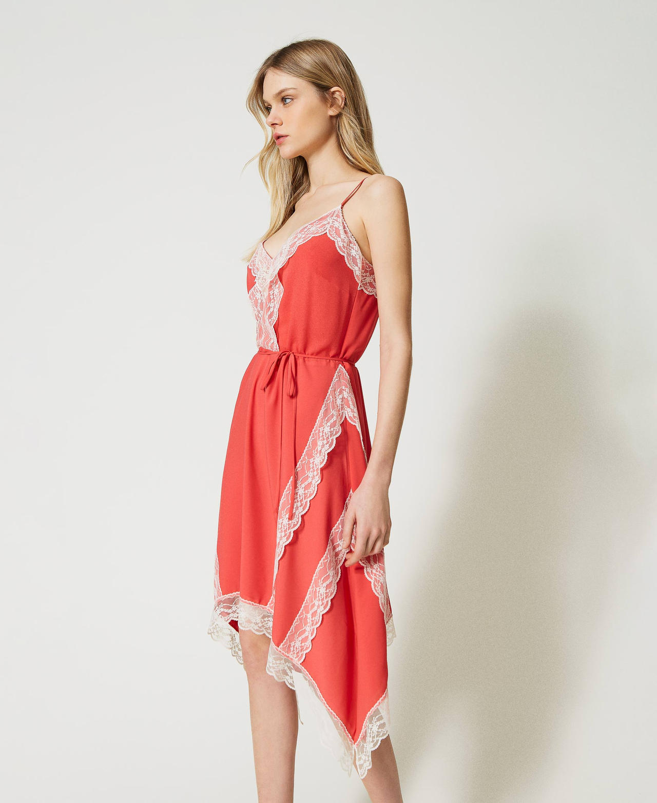 Abito longuette in crêpe de Chine e pizzo