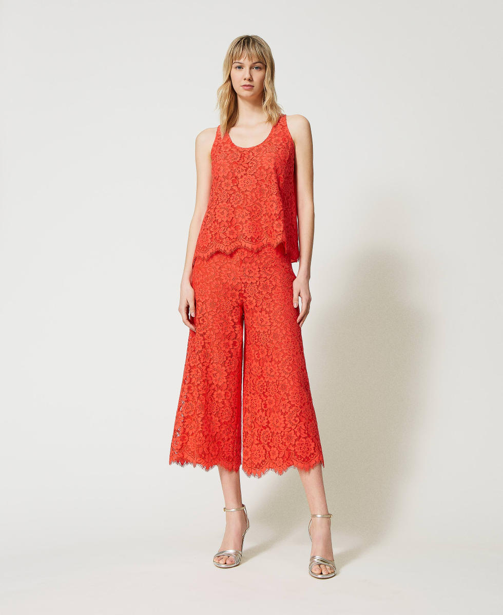 Pantaloni wide leg in pizzo macram&egrave;