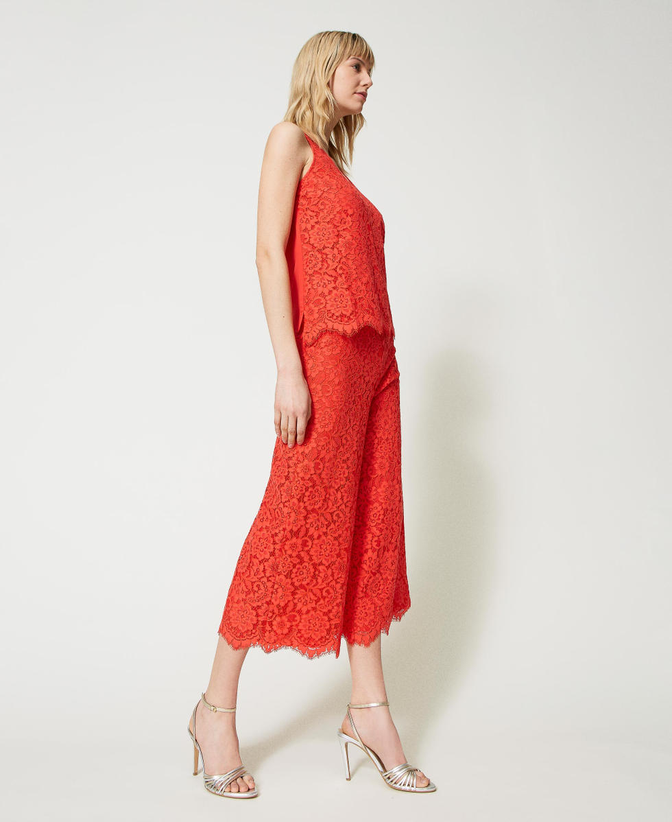 Pantaloni wide leg in pizzo macram&egrave;