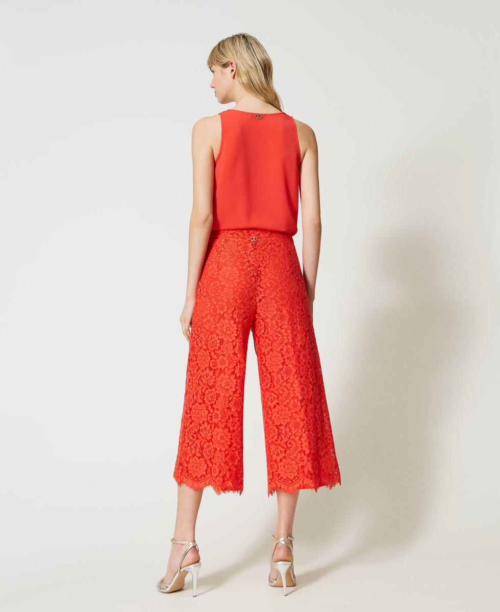 Pantaloni wide leg in pizzo macram&egrave;