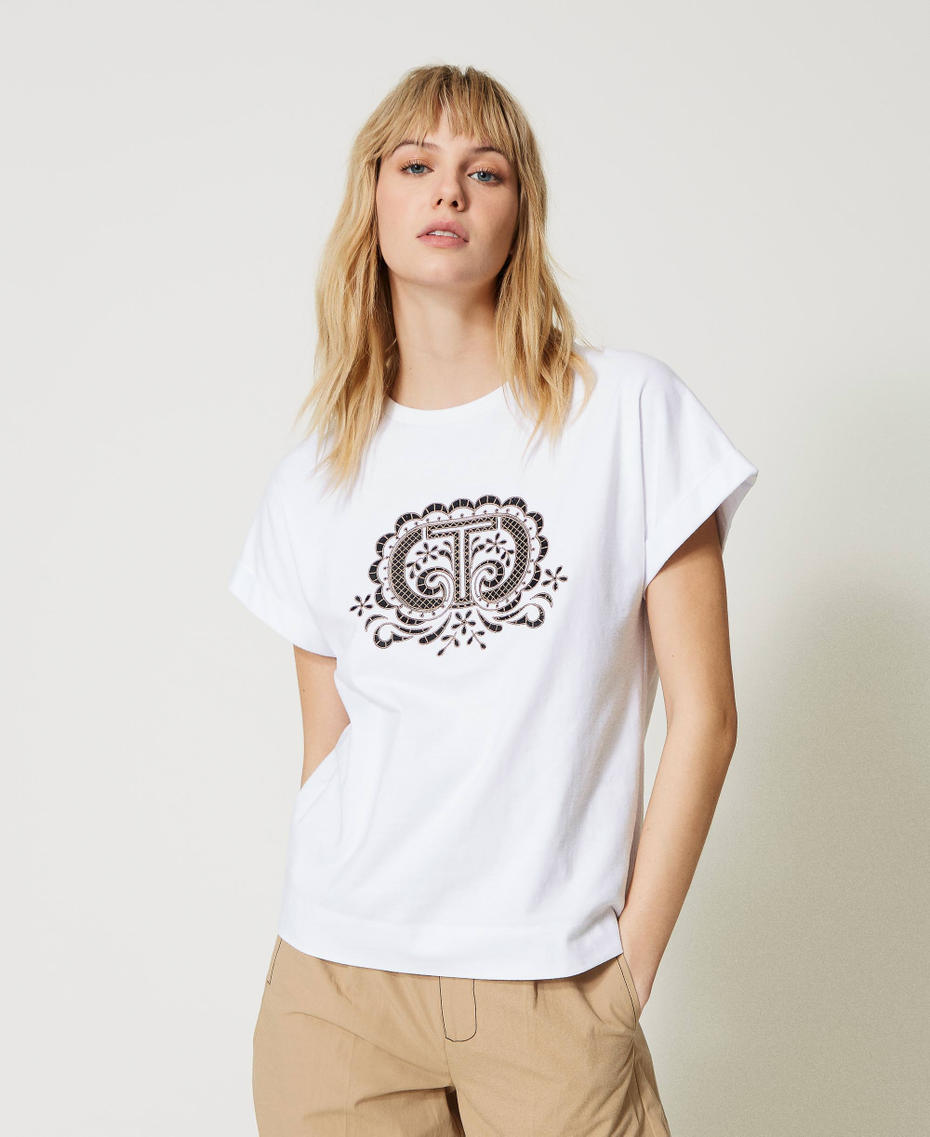 Camiseta con bordado Oval T bicolor
