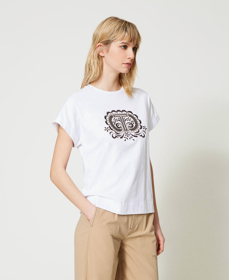 T-Shirt mit zweifarbig aufgesticktem „Oval T“ Weiß Frau 231TT2252-02