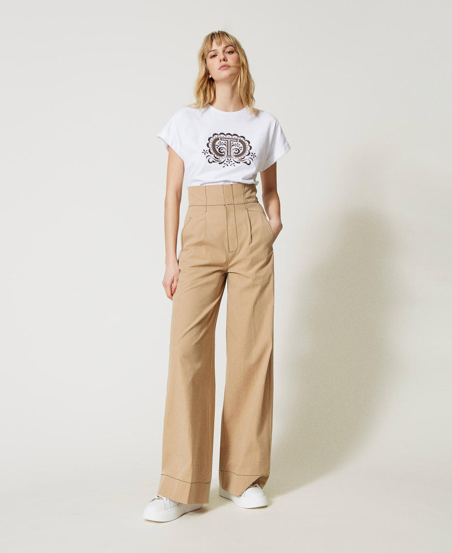 Camiseta con bordado Oval T bicolor