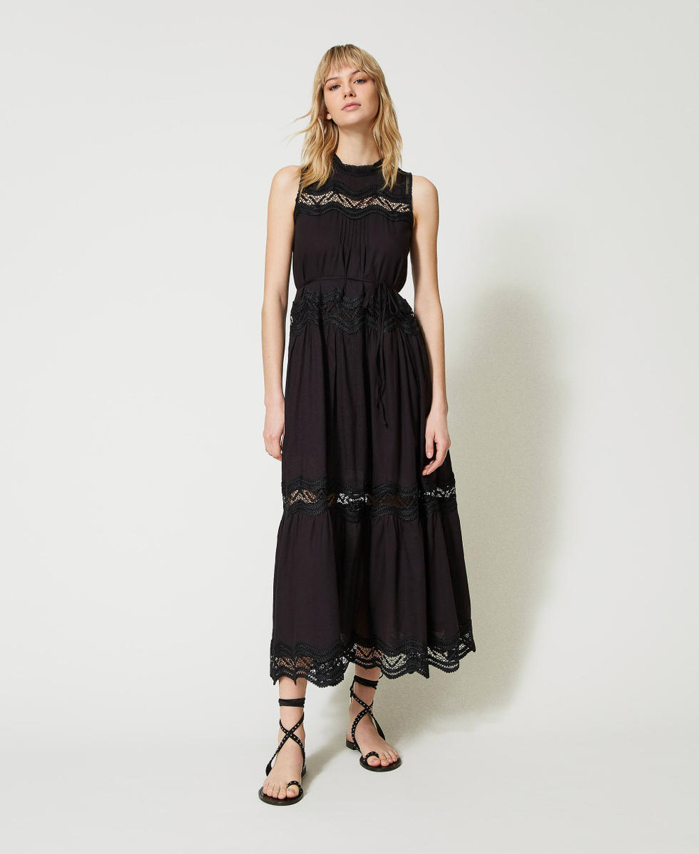 Long cr&ecirc;pe and lace dress
