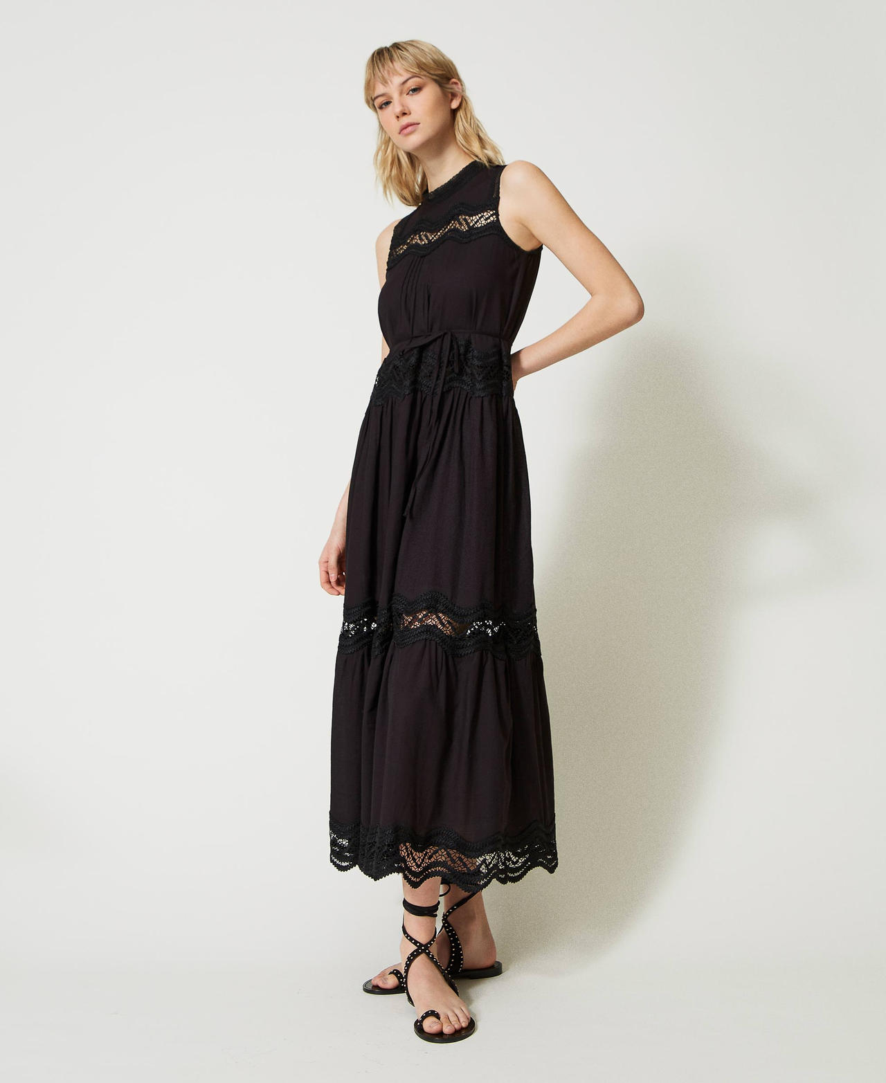 Robe longue en crêpe et dentelle