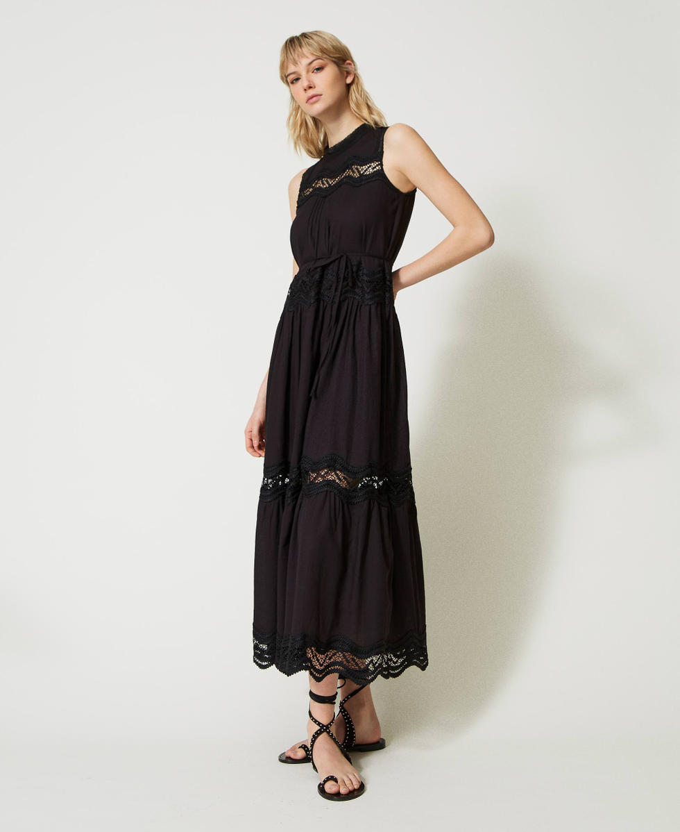 Long cr&ecirc;pe and lace dress