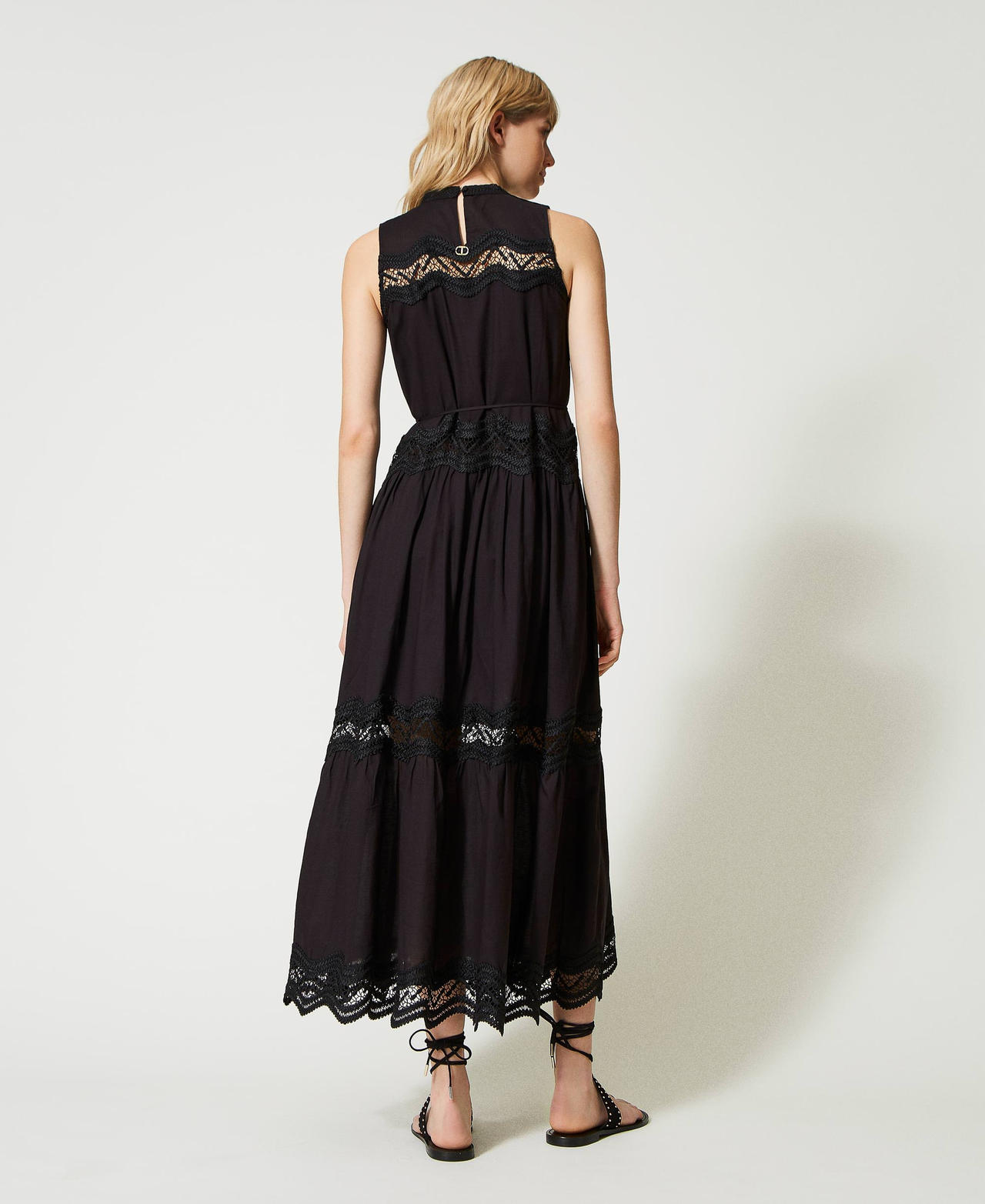 Long cr&ecirc;pe and lace dress