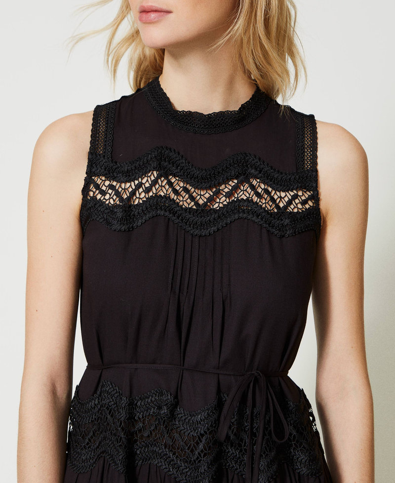 Robe longue en crêpe et dentelle