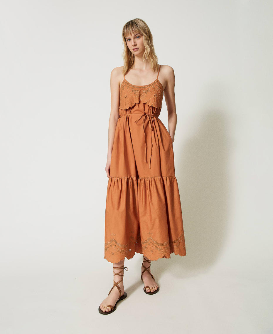 Maxikleid aus Popeline mit Lochstickereien Haselnussbraun Frau 231TT2300_10638_01