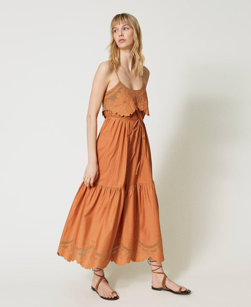 Maxikleid aus Popeline mit Lochstickereien Haselnussbraun Frau 231TT2300_10638_02