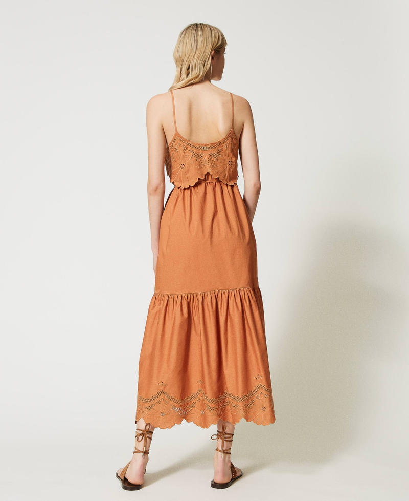 Maxikleid aus Popeline mit Lochstickereien Haselnussbraun Frau 231TT2300_10638_03