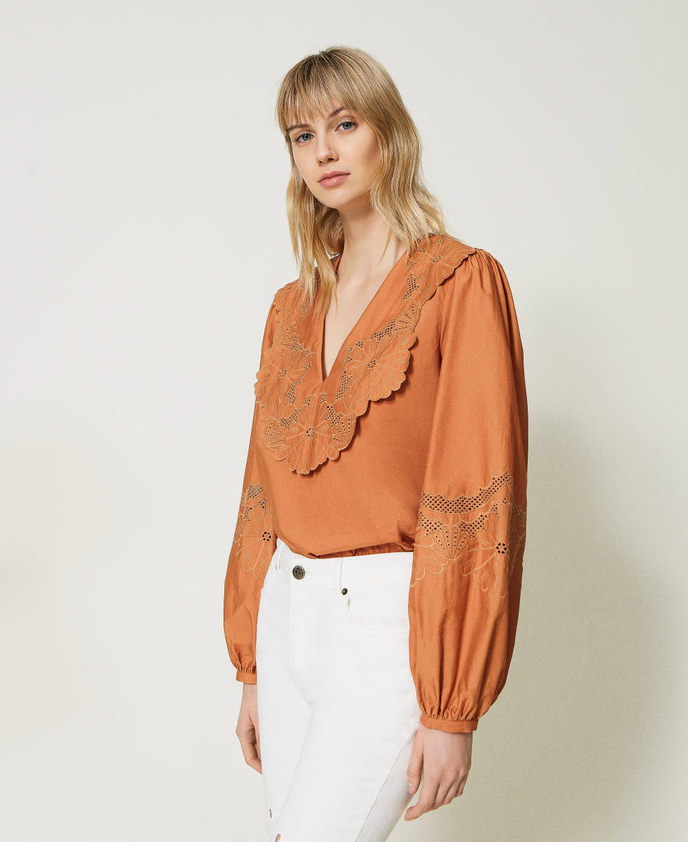 Blusa de popelina con volante y bordado ingles Mujer Marron TWINSET Milano