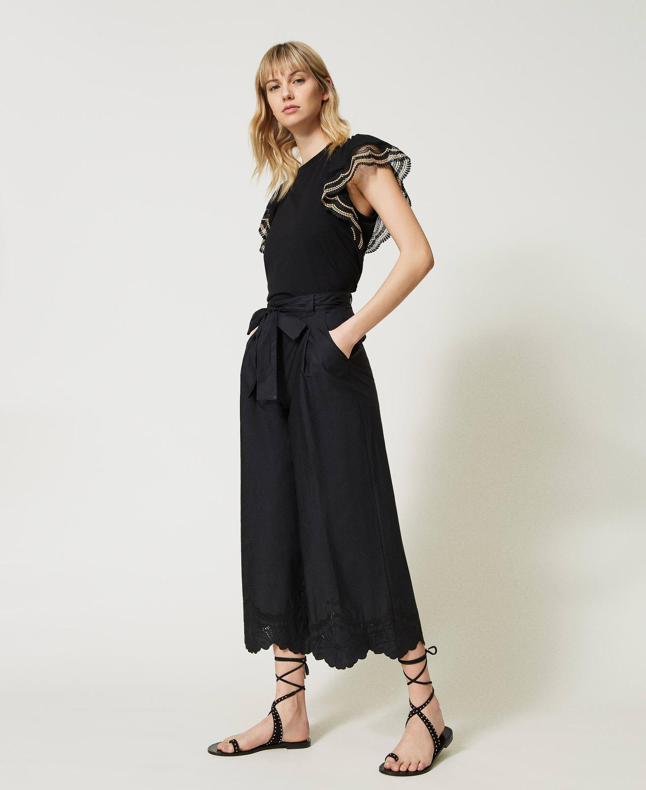 Pantaloni in popeline con ricami sangallo