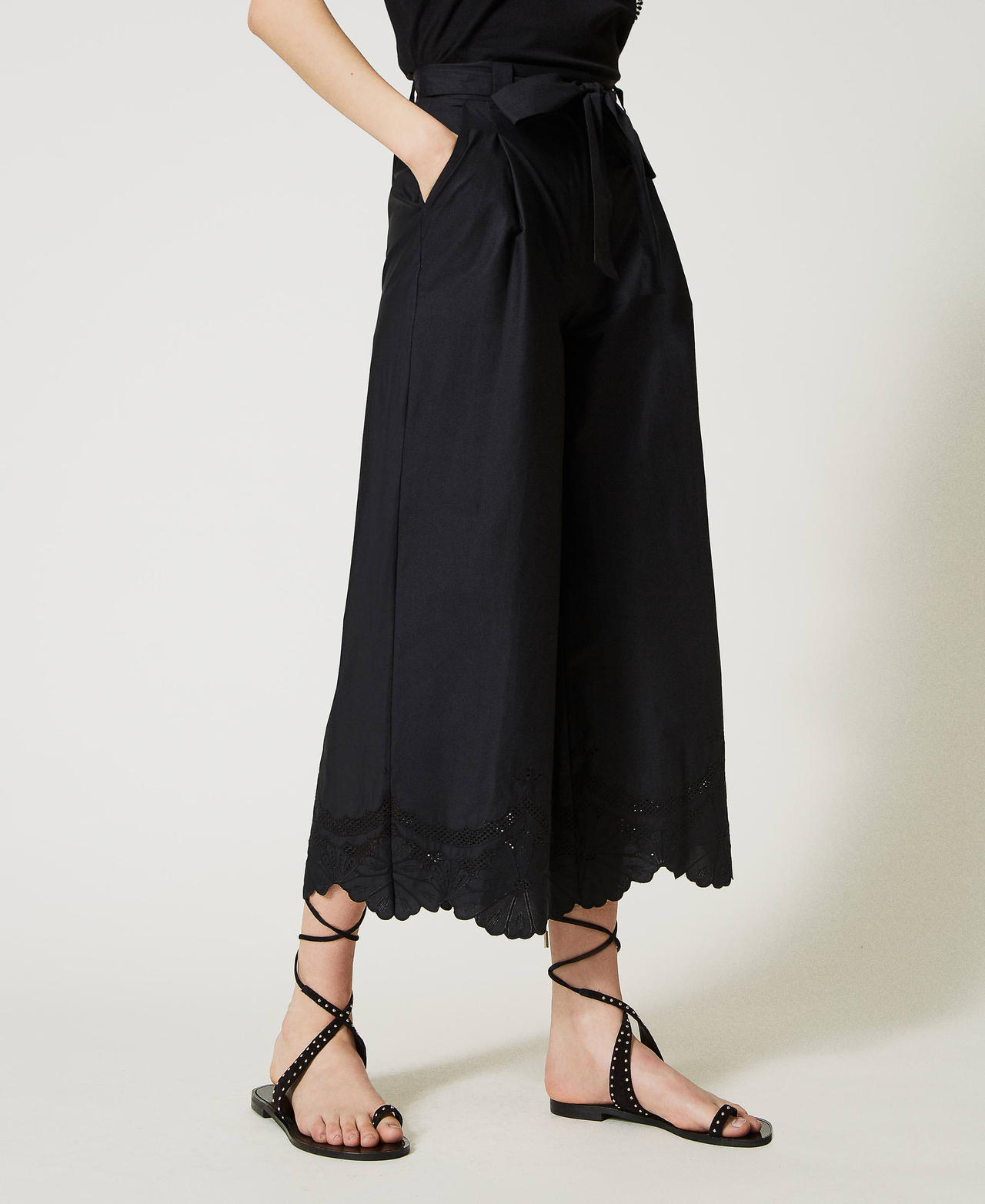 Pantaloni in popeline con ricami sangallo