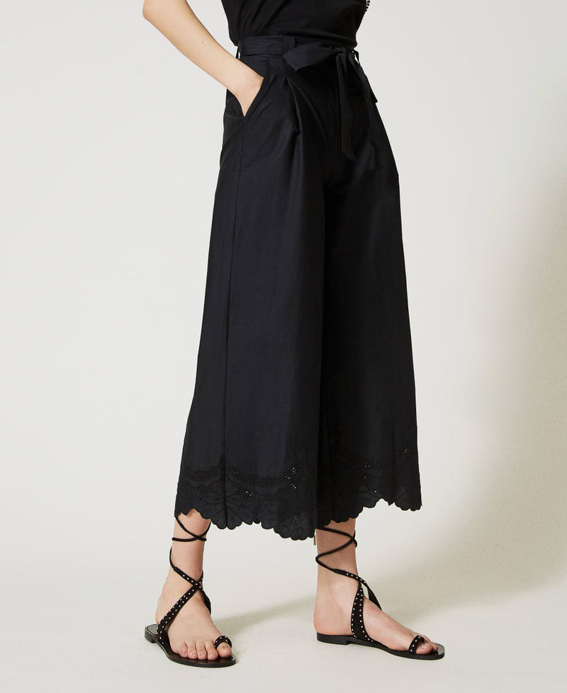 Pantaloni in popeline con ricami sangallo