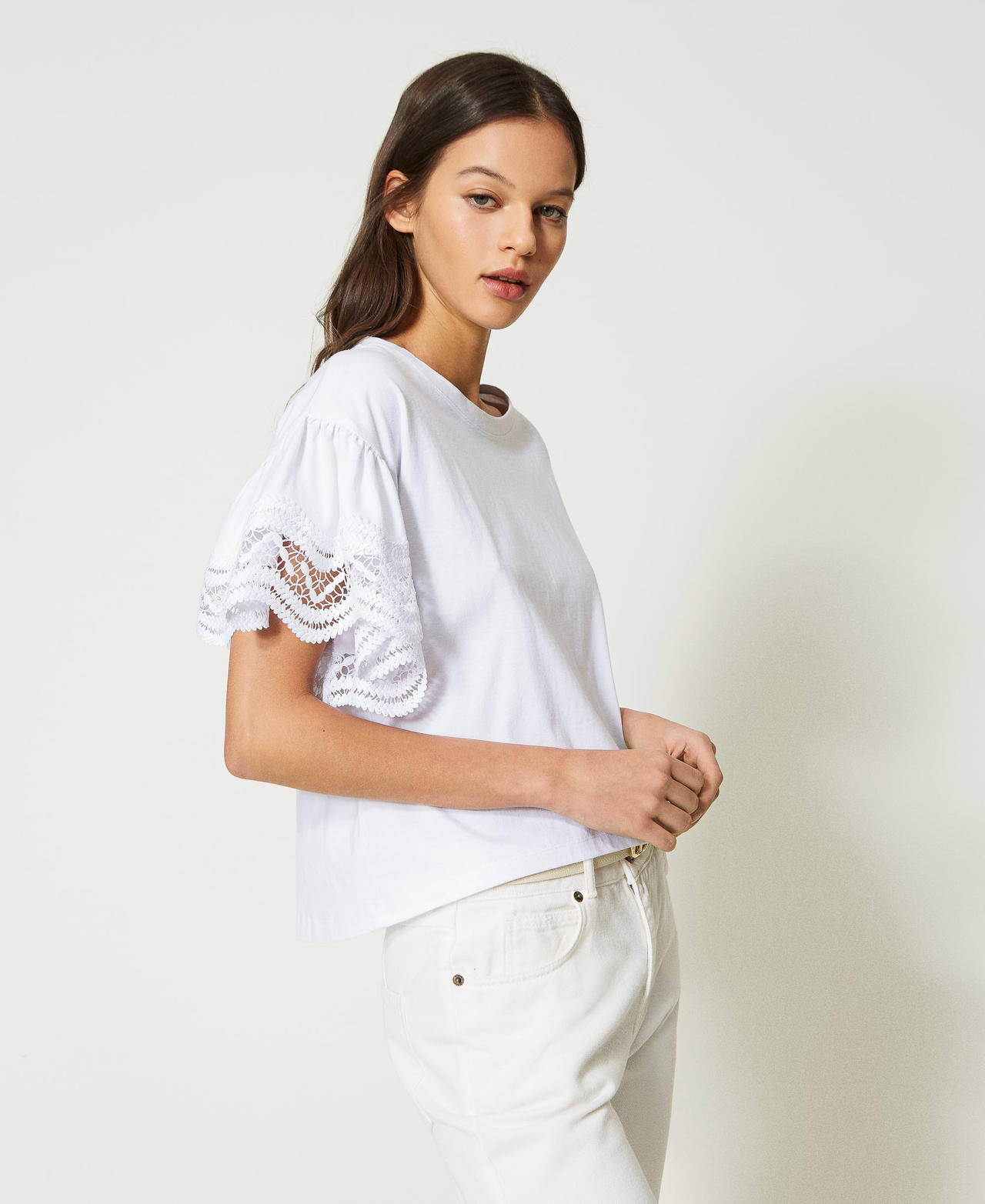 T-shirt bianca a V con pizzo sulla spalla Fuego Woman fino alla 54