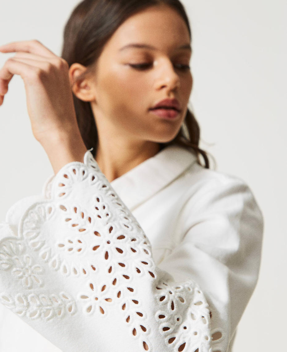 Blouson en bull avec broderie anglaise