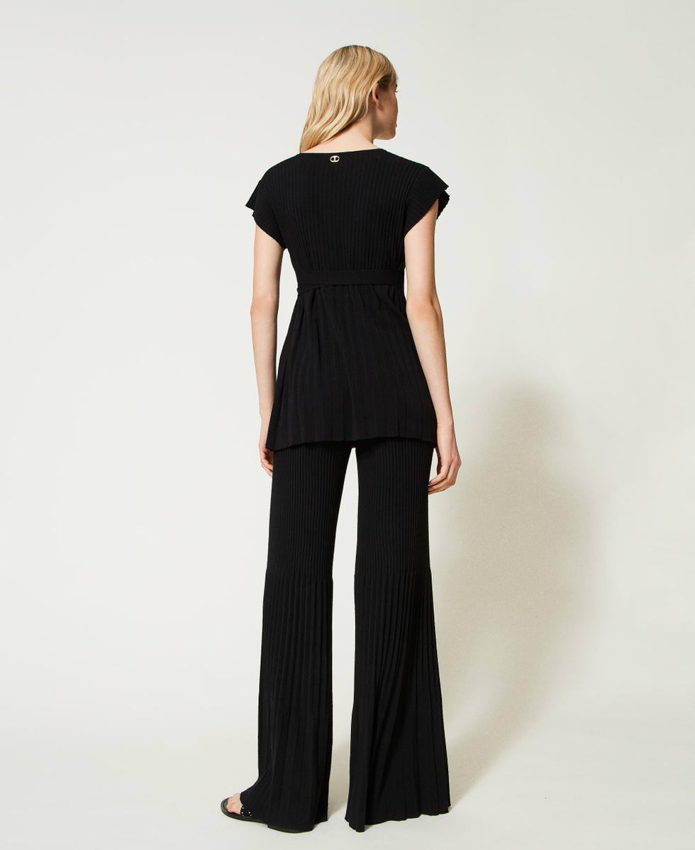 Pantaloni plissettati neri come abbinarli hotsell