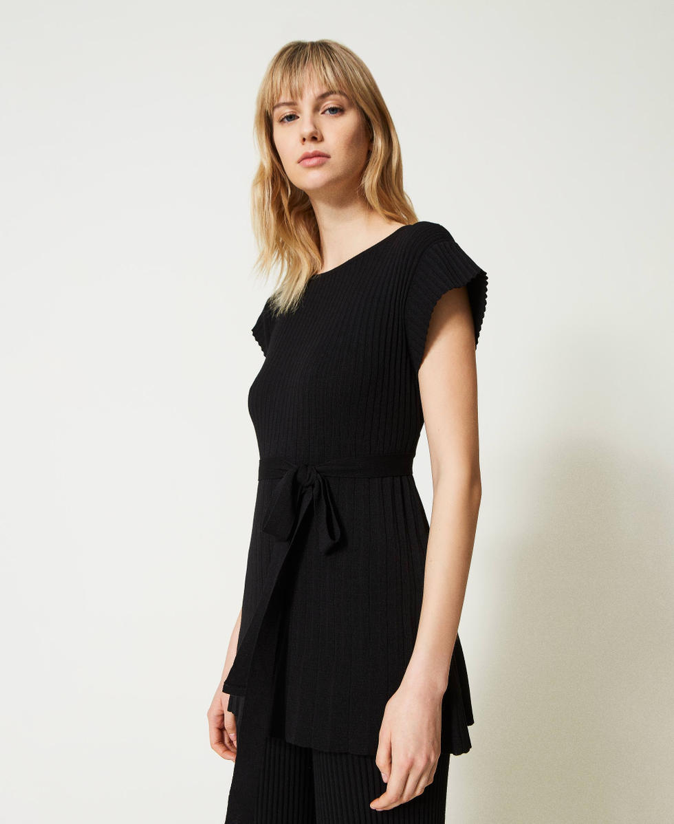 Jumper with pleats and belt