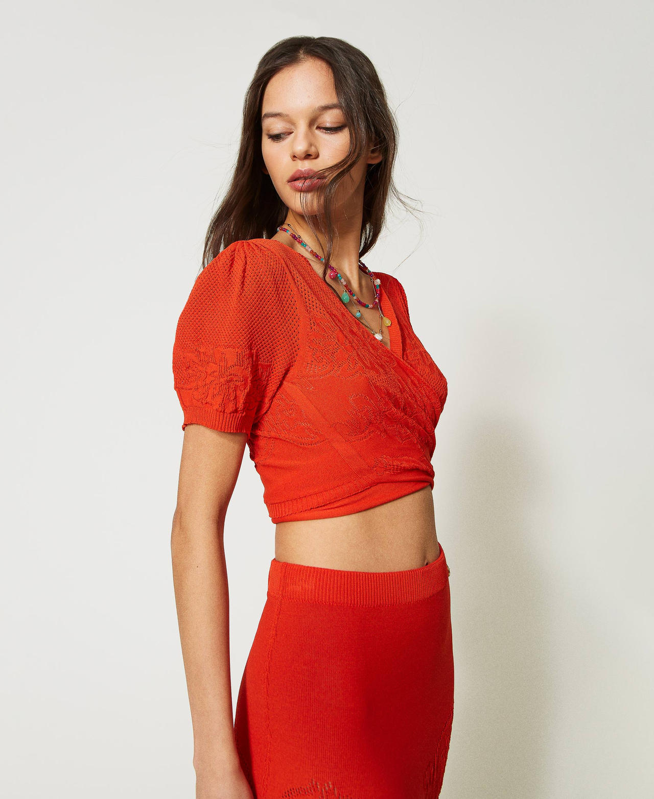 Top coprispalle con fiori traforati