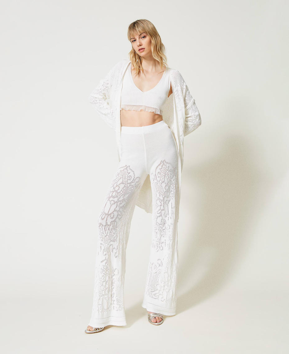 Pantalon palazzo avec fleurs ajourées