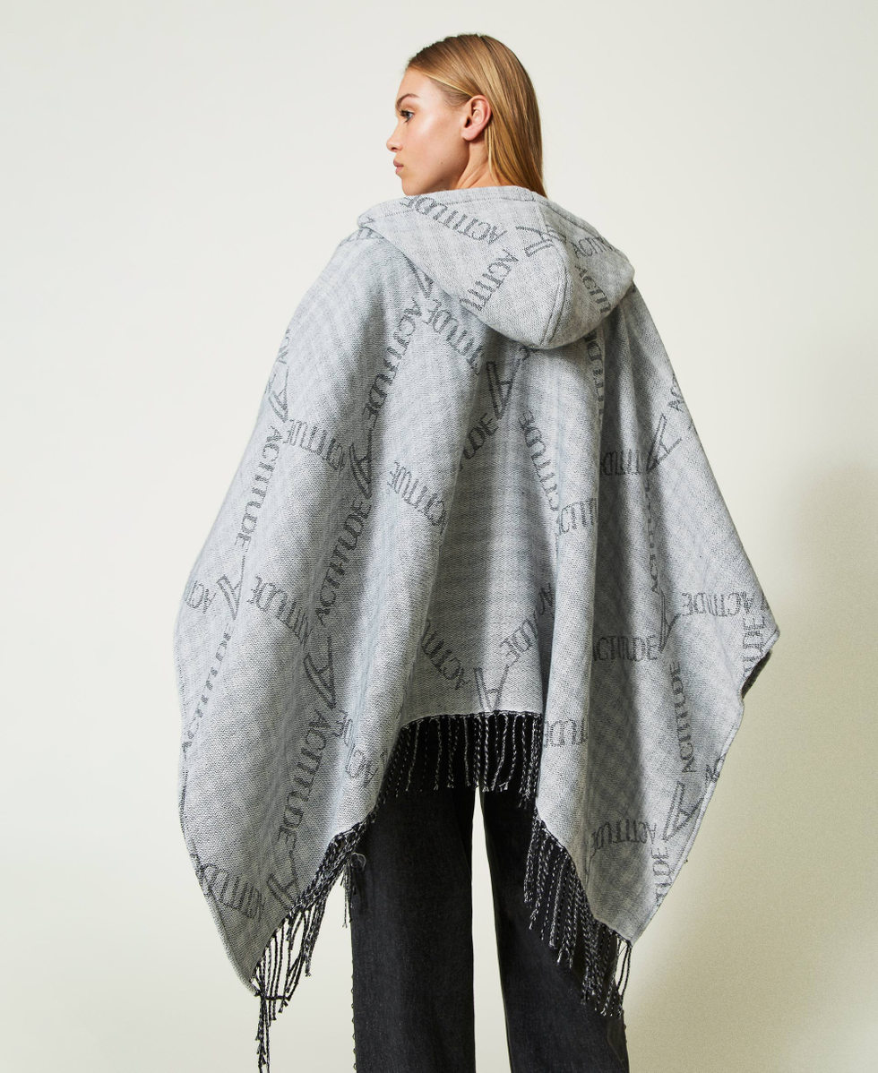 Poncho reversible de pa&ntilde;o