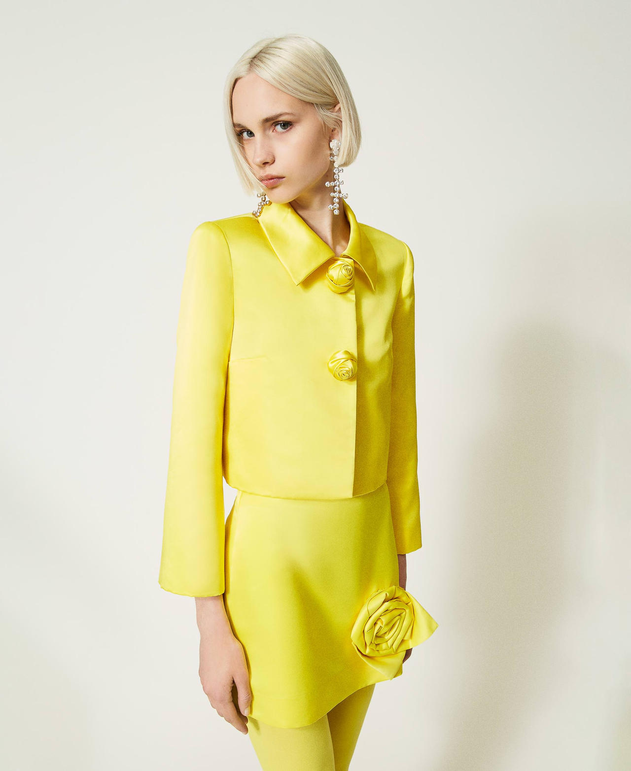 Blouson en satin duchesse avec roses
