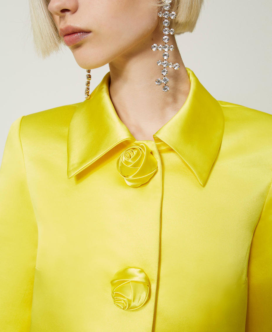 Blouson en satin duchesse avec roses