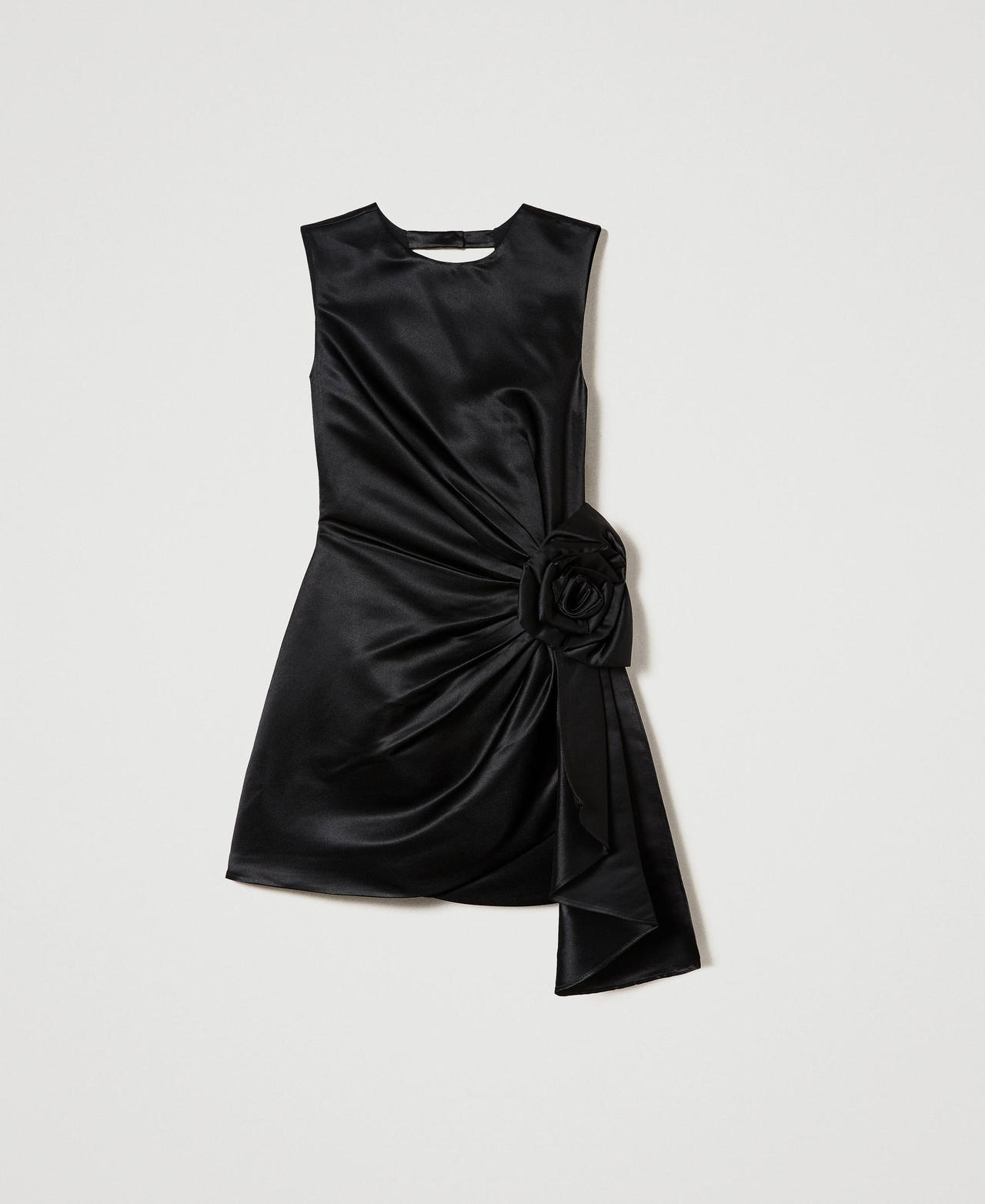 Robe courte en satin duchesse avec rose
