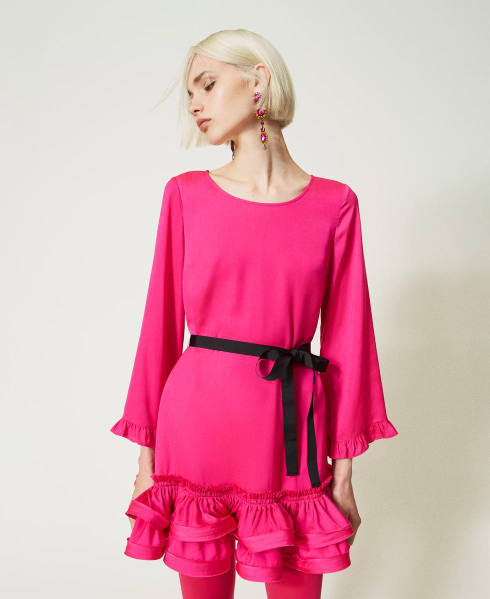 Robe courte en satin avec volants