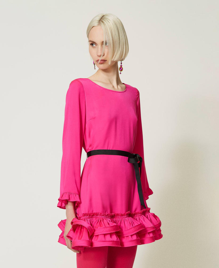Robe courte en satin avec volants