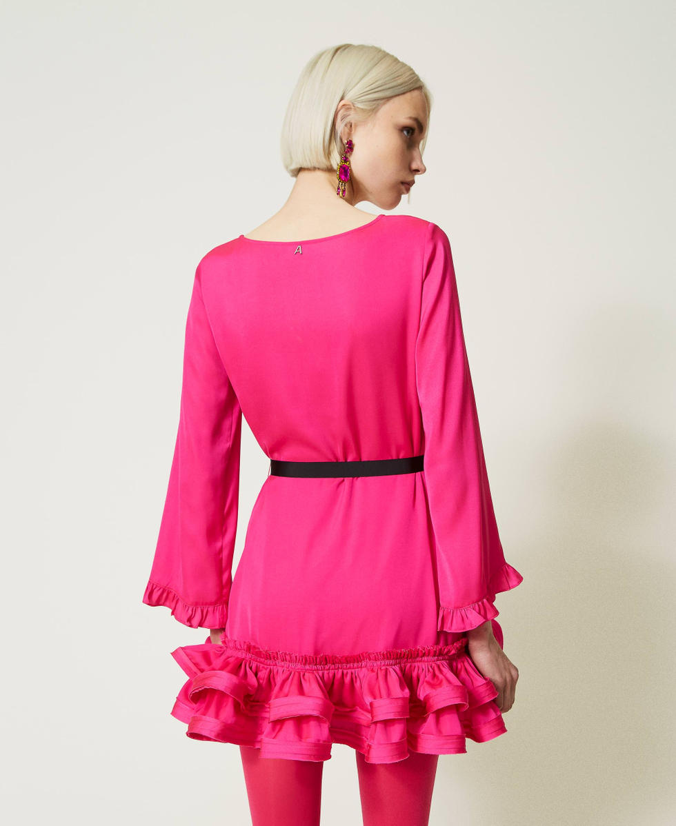 Robe courte en satin avec volants