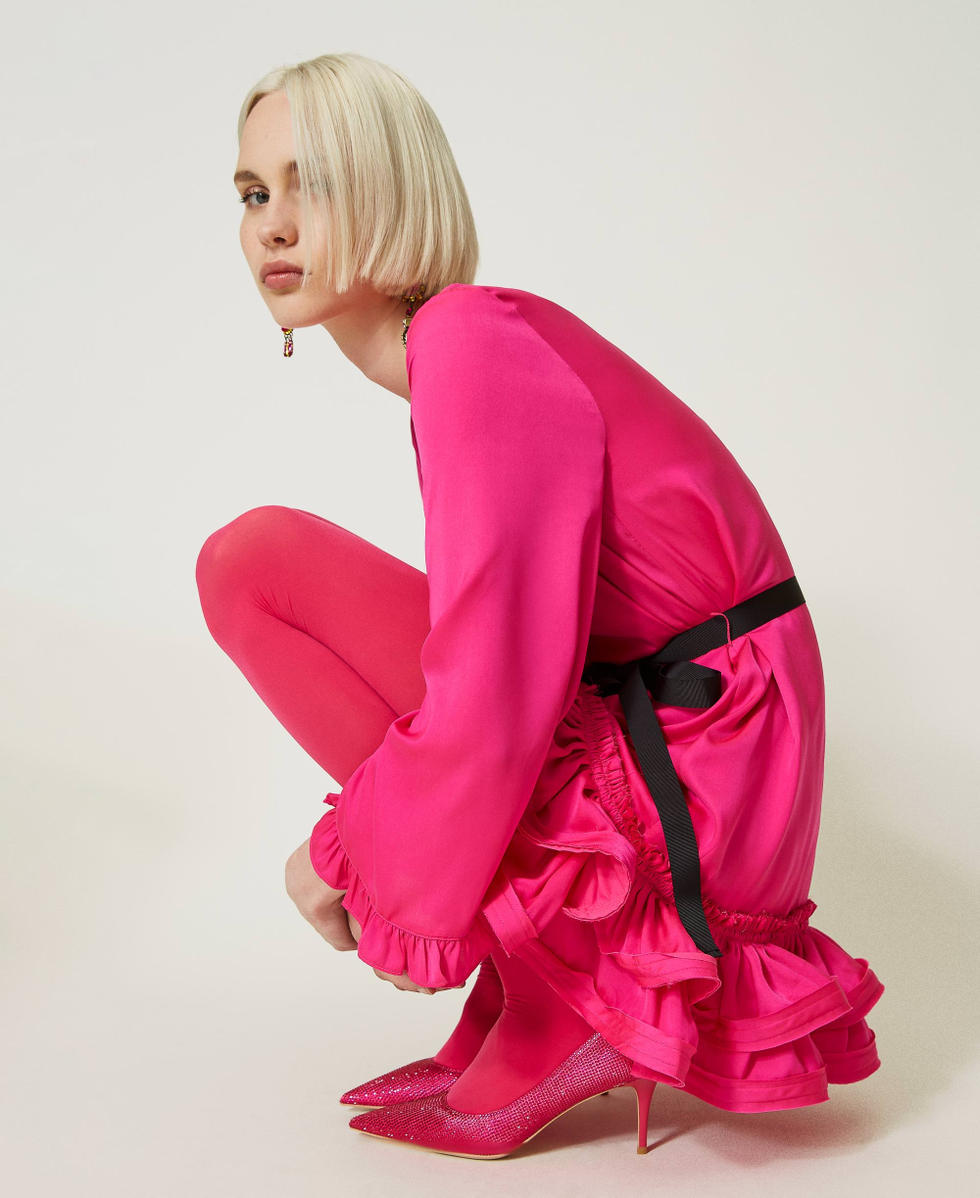 Robe courte en satin avec volants