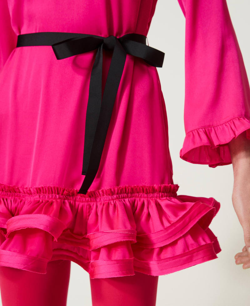 Robe courte en satin avec volants