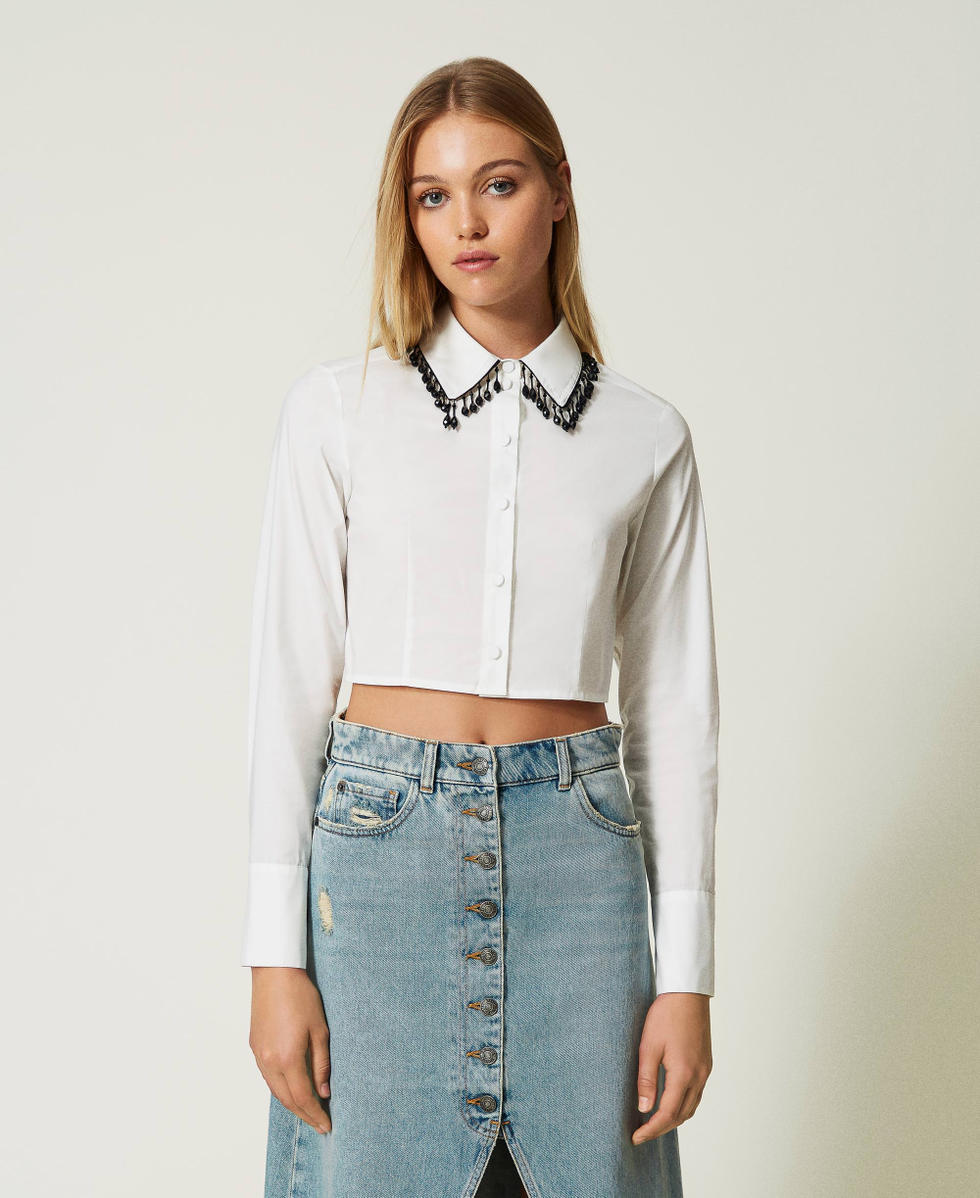 Cropped shirt with embroidered collar