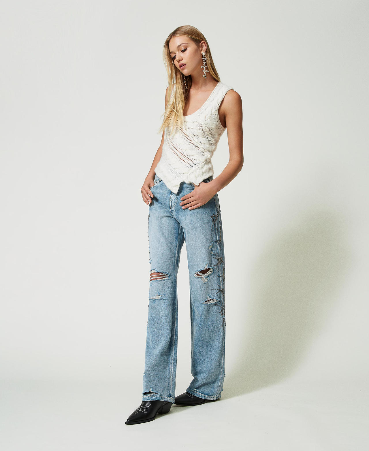 Jeans with rips and embroideries