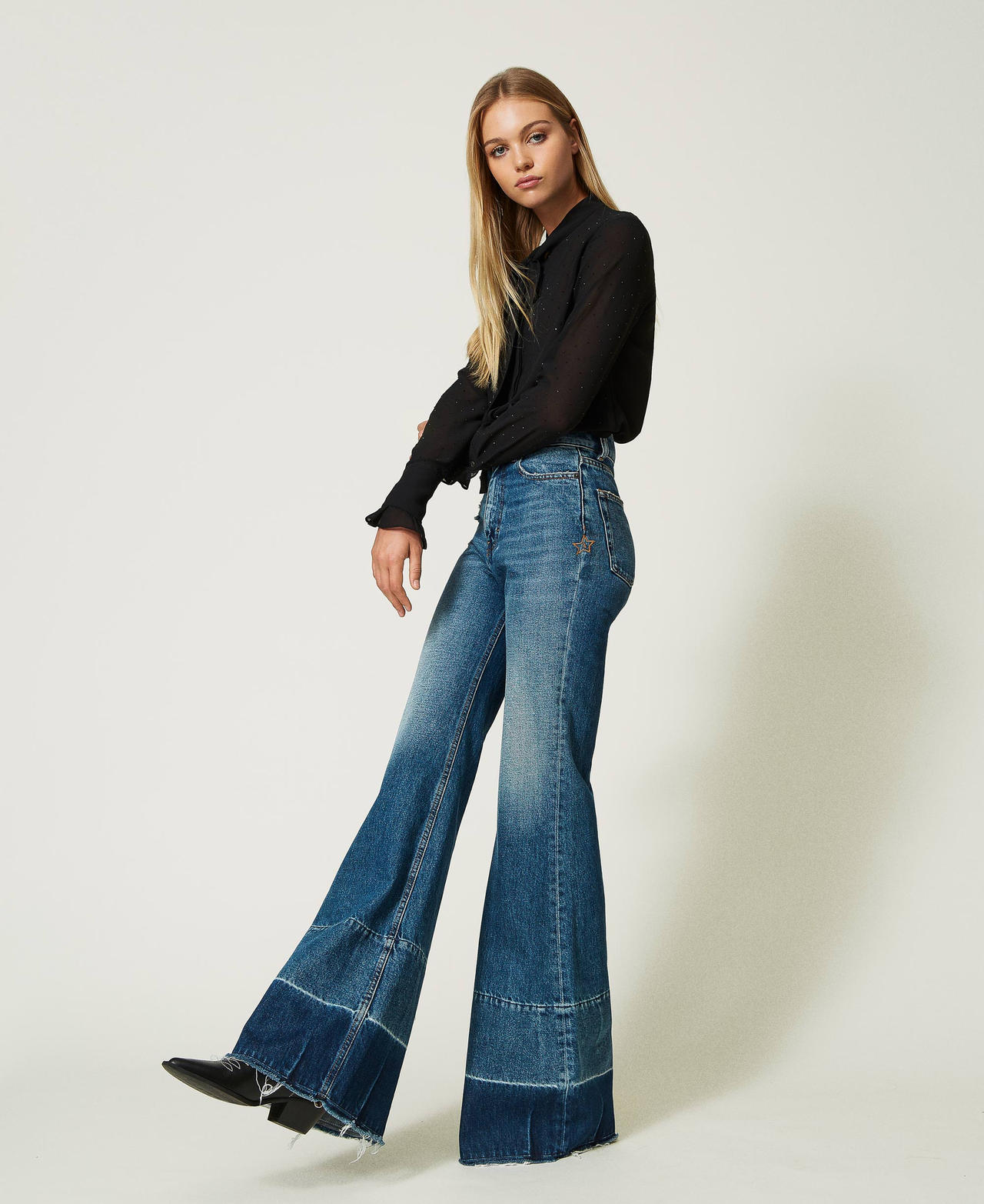 Bell-Bottom-Jeans mit ausgefranstem Beinabschluss Mittleres "Denimblau" Frau 232AP2342-03