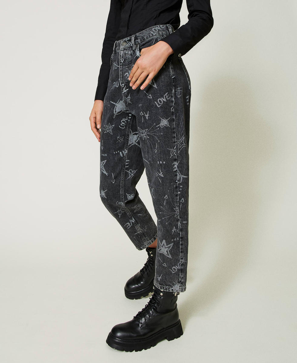 Vaqueros barrel fit con estampado de grafiti