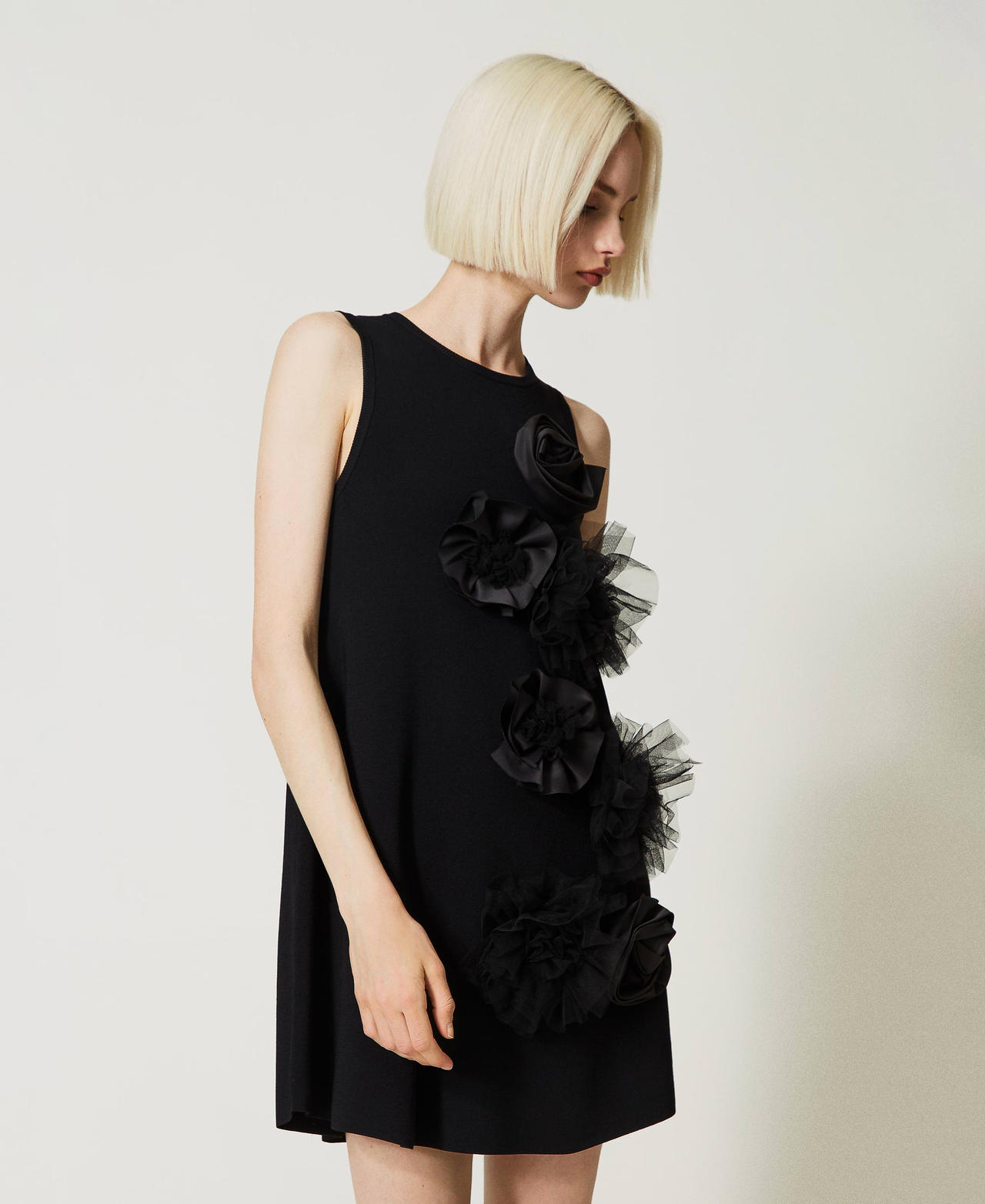 Robe courte avec fleurs en tulle et satin
