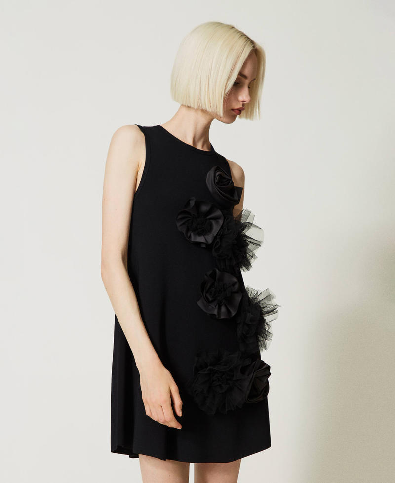 Robe courte avec fleurs en tulle et satin