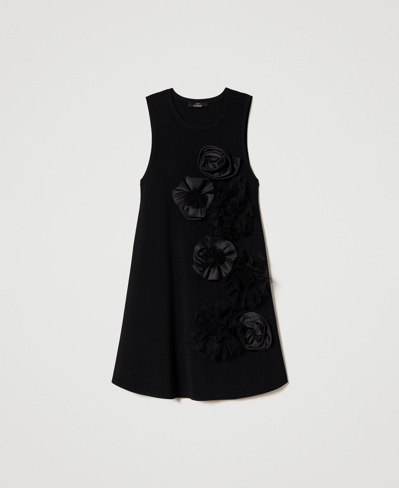 Robe courte avec fleurs en tulle et satin