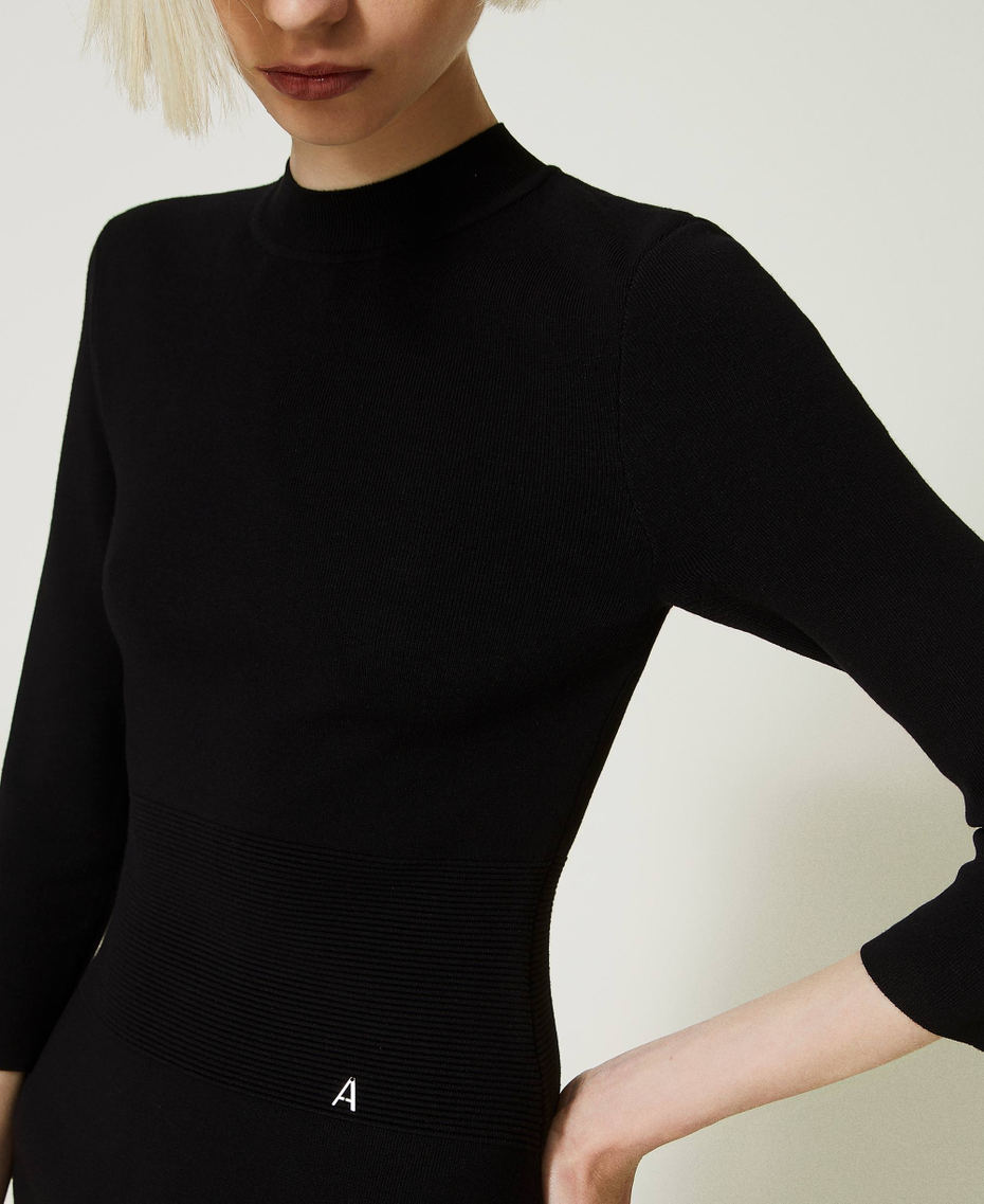 Robe midi en maille avec découpe