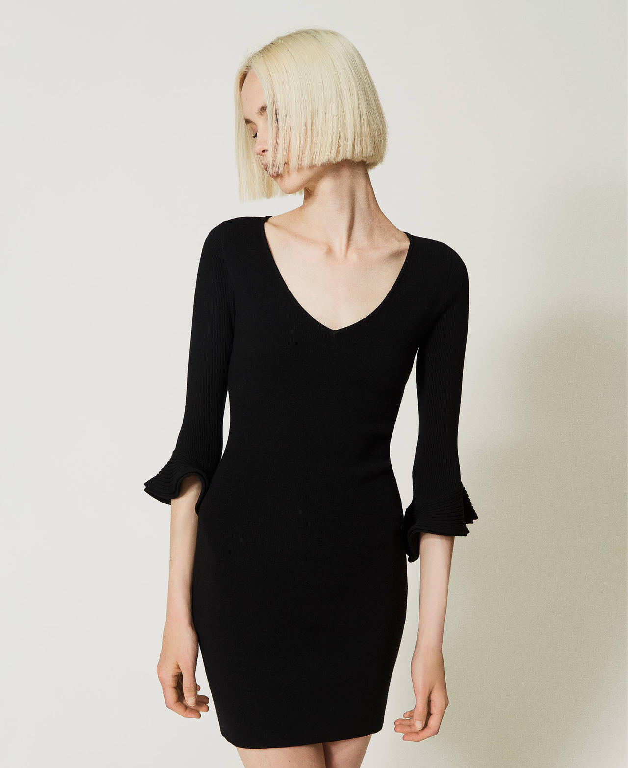 Короткое облегающее платье с оборками Черный женщина 232AP3111-02