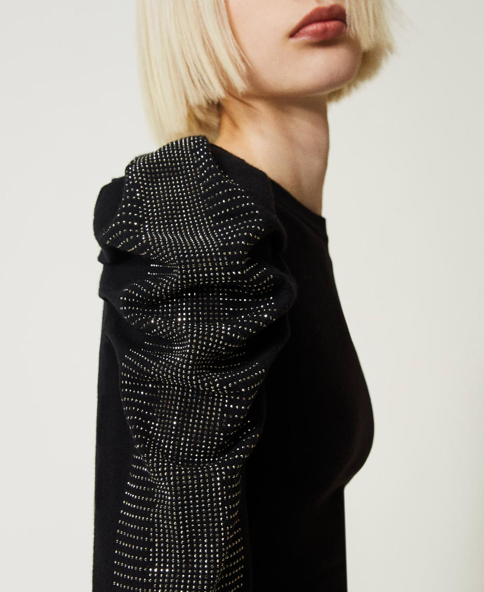 Pull ajust&eacute; avec fronce et clous