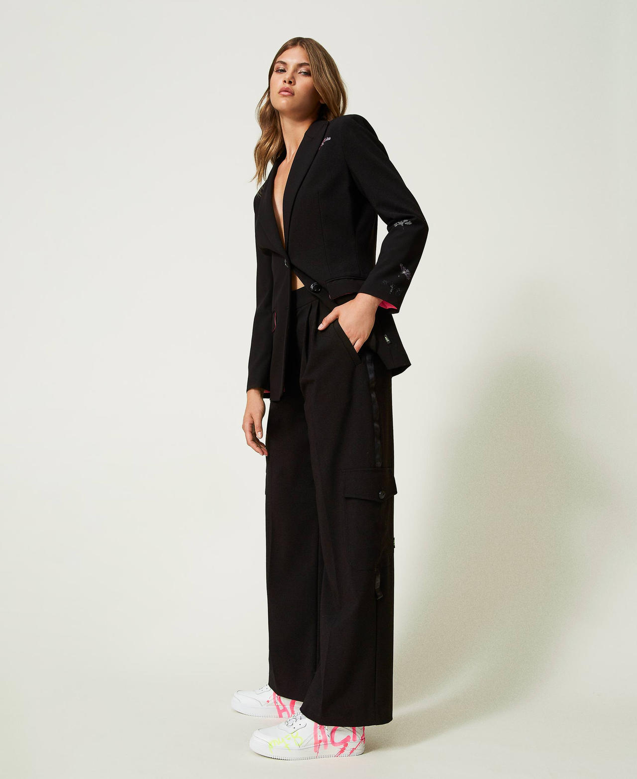 Pantal&oacute;n cargo MYFO de sarga Negro Mujer 232AQ2092_00006_03