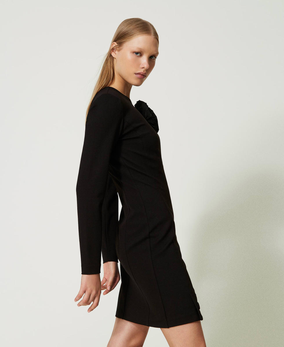 Kurzes Kleid mit Brosche