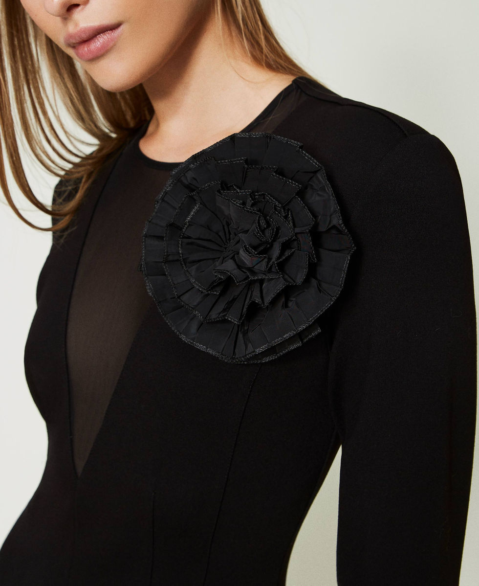 Kurzes Kleid mit Brosche