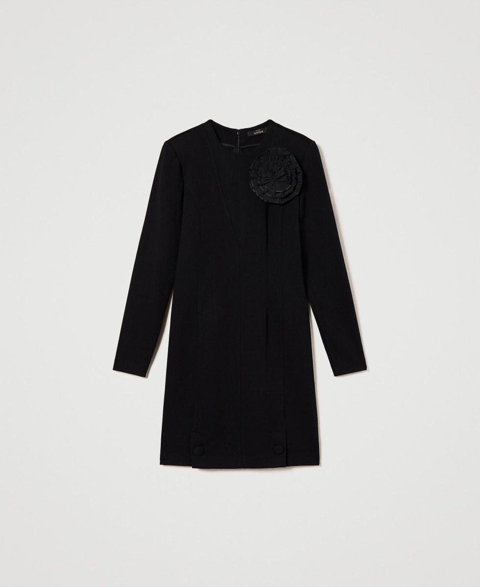 Kurzes Kleid mit Brosche